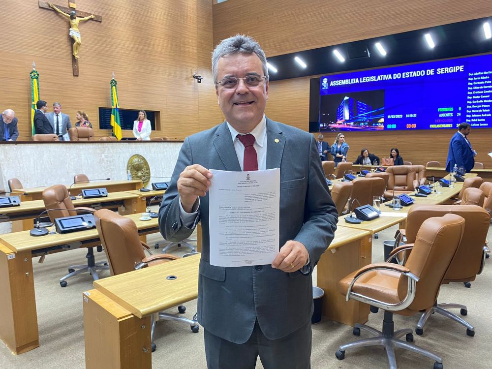 Deputado Luciano Pimentel segura o PL n&ordm; 331/2022 no plen&aacute;rio da ALESE. Foto: Divulga&ccedil;&atilde;o ASCOM