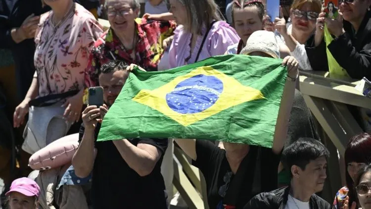 Fi&eacute;is na Pra&ccedil;a S&atilde;o Pedro ouvem a ora&ccedil;&atilde;o da REGINA CAELIS.