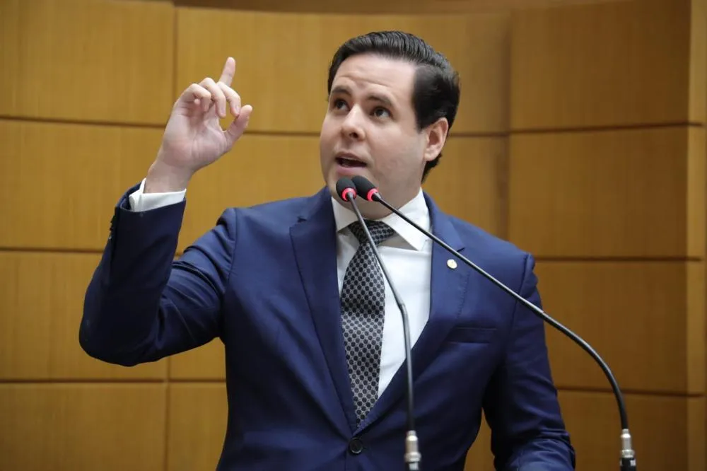 TRE multa Rodrigo Valadares por conteúdo com IA