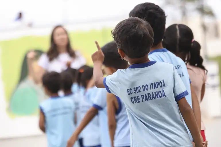 Deputados discutem acabar com a aprovação automática de alunos 