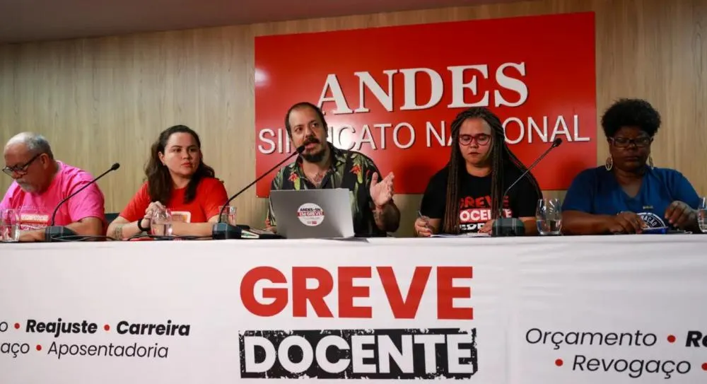 UNIVERSIDADES E INSTITUTOS FEDERAIS DE ENSINO SUPERIOR MANTÊM GREVE