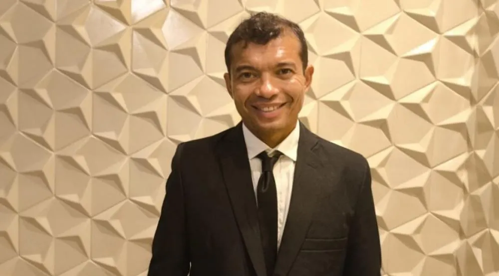 PROFESSOR ROBERTO BISPO LANÇA MINIDICIONÁRIO DE INGLÊS