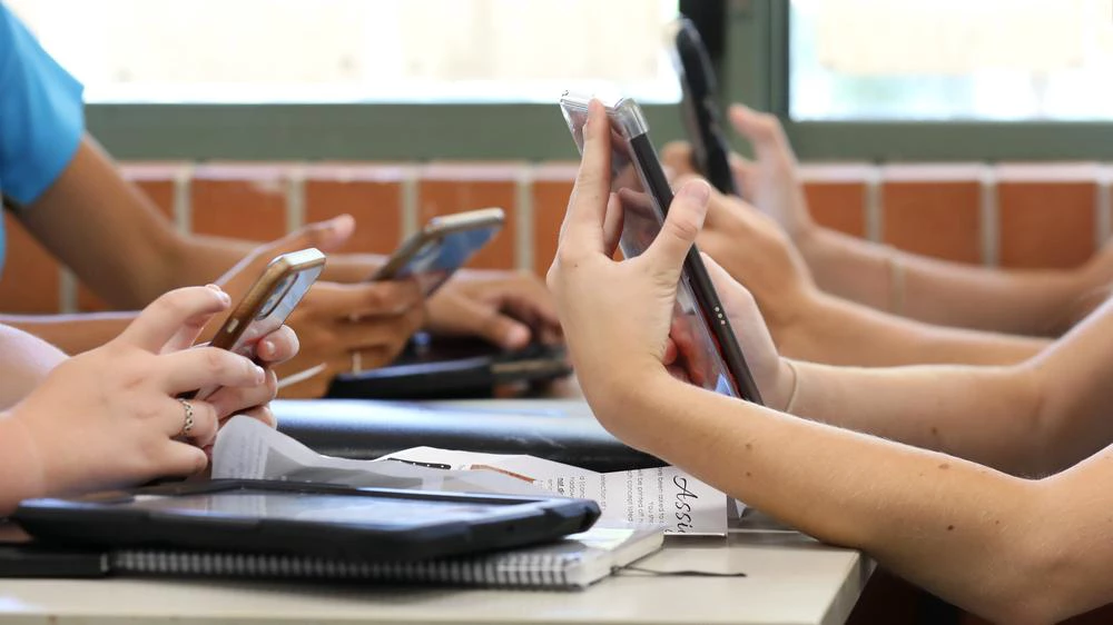 COMISSÃO DA CÂMARA APROVA PROIBIÇÃO DO USO DE CELULAR EM ESCOLAS