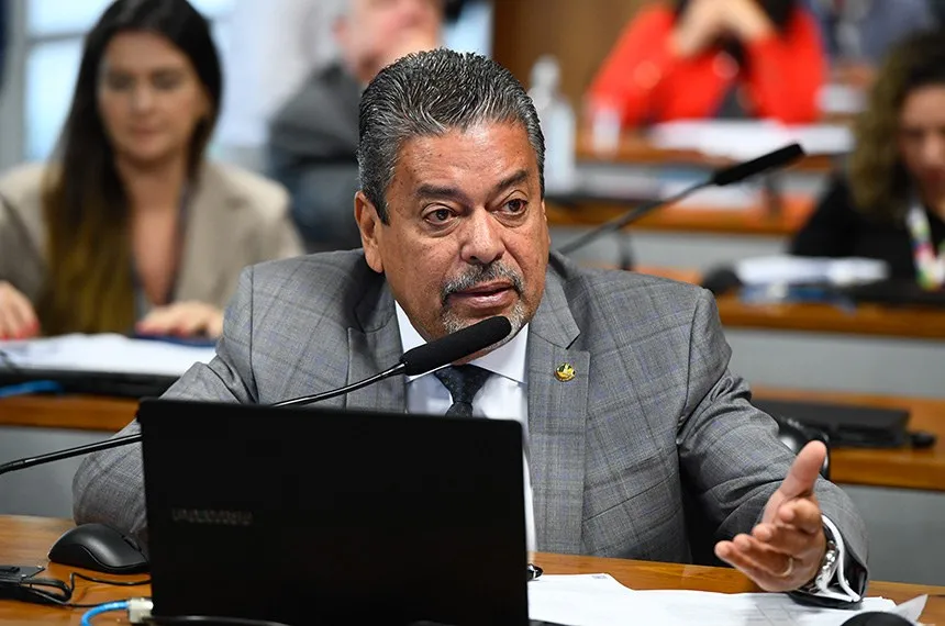 PESSOAS DE BAIXA RENDA PODERÃO TER CNH CUSTEADA POR MULTAS, APROVA COMISSÃO DO SENADO