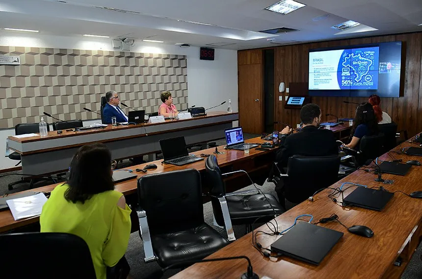 SENADO REALIZA AUDIÊNCIA PARA DEBATER PROIBIÇÃO DE CELULARES NAS ESCOLAS