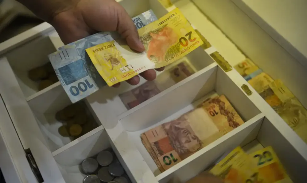 G1 ESTIMA VALOR DO SALÁRIO MÍNIMO PARA 2024 EM R$ 1.521
