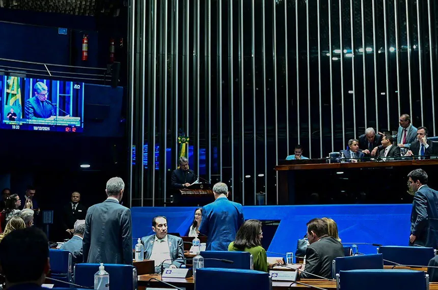 SOB RELATORIA DE ALESSANDRO VIEIRA (MDB), SENADO APROVA RESTRIÇÃO AO USO DE APARELHOS CELULARES NAS ESCOLAS BRASILEIRAS