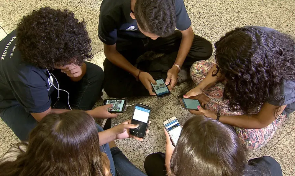 MEC LANÇA GUIAS SOBRE USO DE CELULARES EM AMBIENTES ESCOLARES