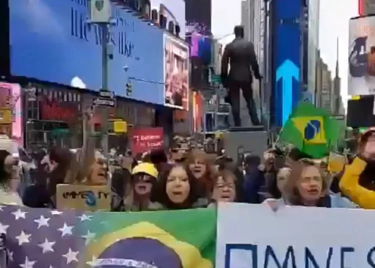 EM NOVA IORQUE, EDUARDO BOLSONARO FAZ ATO POR ANISTIA, MAS REÚNE APENAS 20 PESSOAS