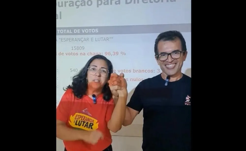 PROFESSOR ROBERTO SILVA É REELEITO PRESIDENTE DO SINTESE