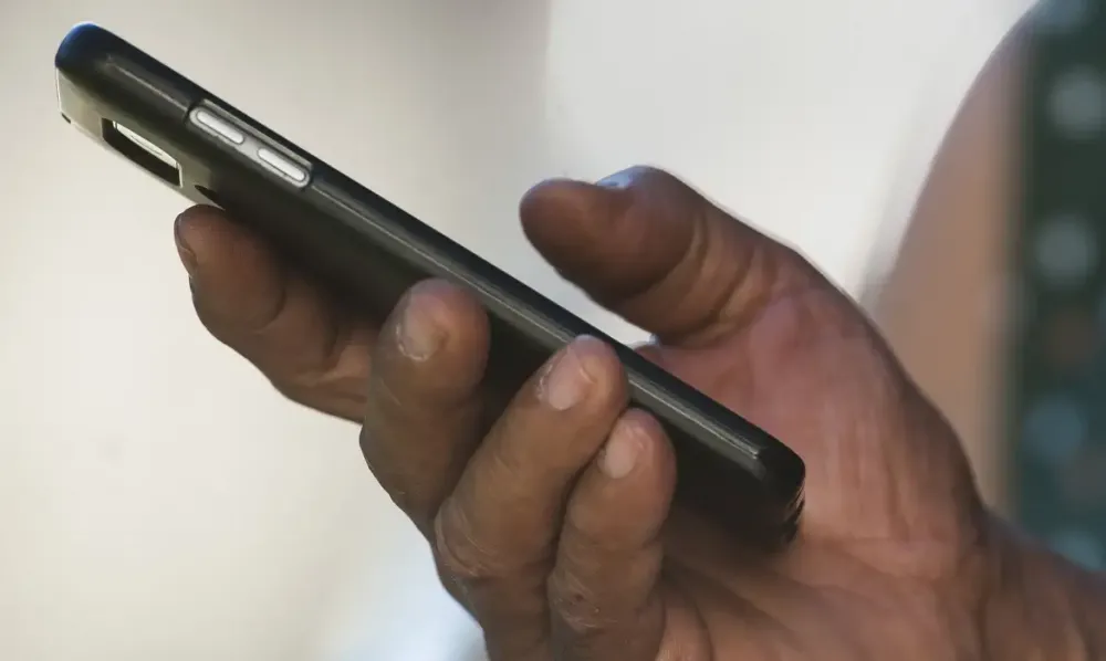 NOVE EM CADA DEZ BRASILEIROS TÊM ACESSO À TELEFONE CEULAR