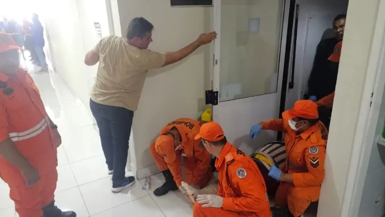 ELEVADOR DA CÂMARA MUNICIPAL DE ARACAJU DESPENCA E DEIXA DUAS PESSOAS FERIDAS