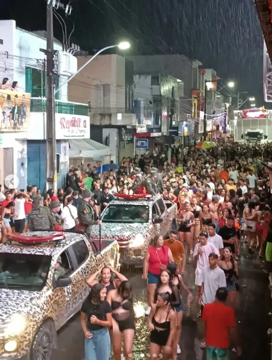 1º DIA DE CARNATOBIAS TEVE EDSON GOMES, CHUVA E TRIO ELÉTRICO QUE NÃO CONSEGUIU ATRAVESSAR A AVENIDA