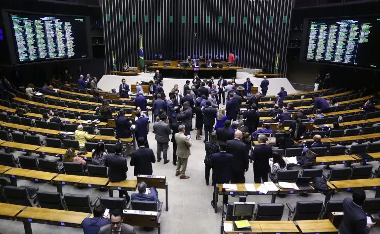 CÂMARA FEDERAL VOTA PROJETO QUE AUMENTA A QUANTIDADE DE DEPUTADOS