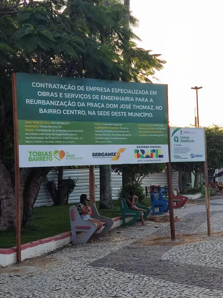 TAPUMES SÃO COLOCADOS NA PRAÇA DA MATRIZ E OBRAS DE RESTAURO TÊM INÍCIO