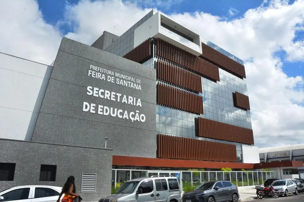 PREFEITURA DE FEIRA DE SANTANA ANUNCIA CONCURSO COM 1000 VAGAS PARA PROFESSOR