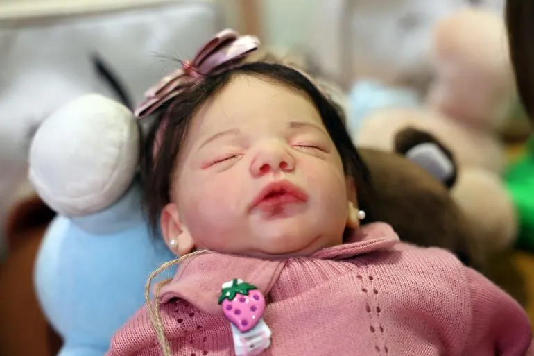 EMBRIAGADO, HOMEM SE CONFUNDE E BATE EM CRIANÇA DE 4 MESES AO INVÉS DO BEBÊ REBORN