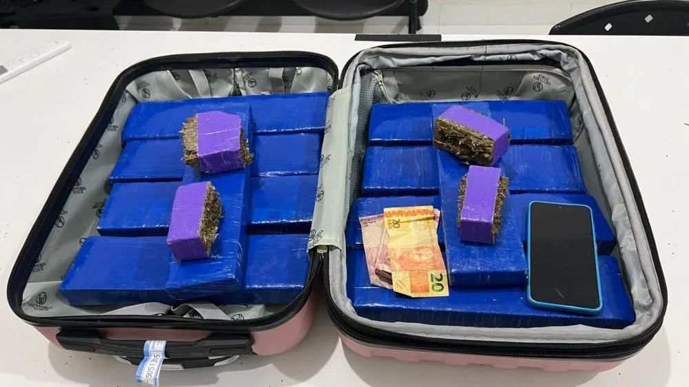 POLICIAIS DE TOBIAS BARRETO PRENDEM MULHER COM 9KG DE ENTORPECENTES EM INDIAROBA