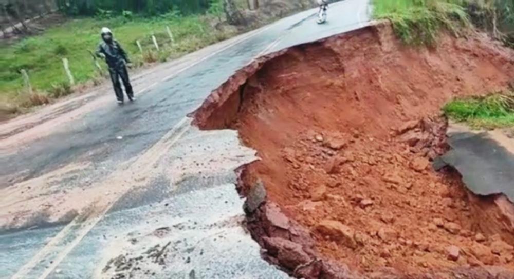 Fortes chuvas causam estragos no extremo sul baiano