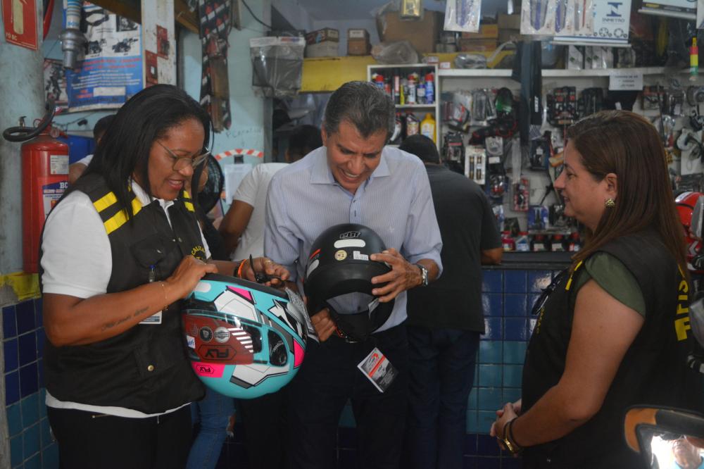 ITPS fiscaliza comércio de capacetes em Sergipe